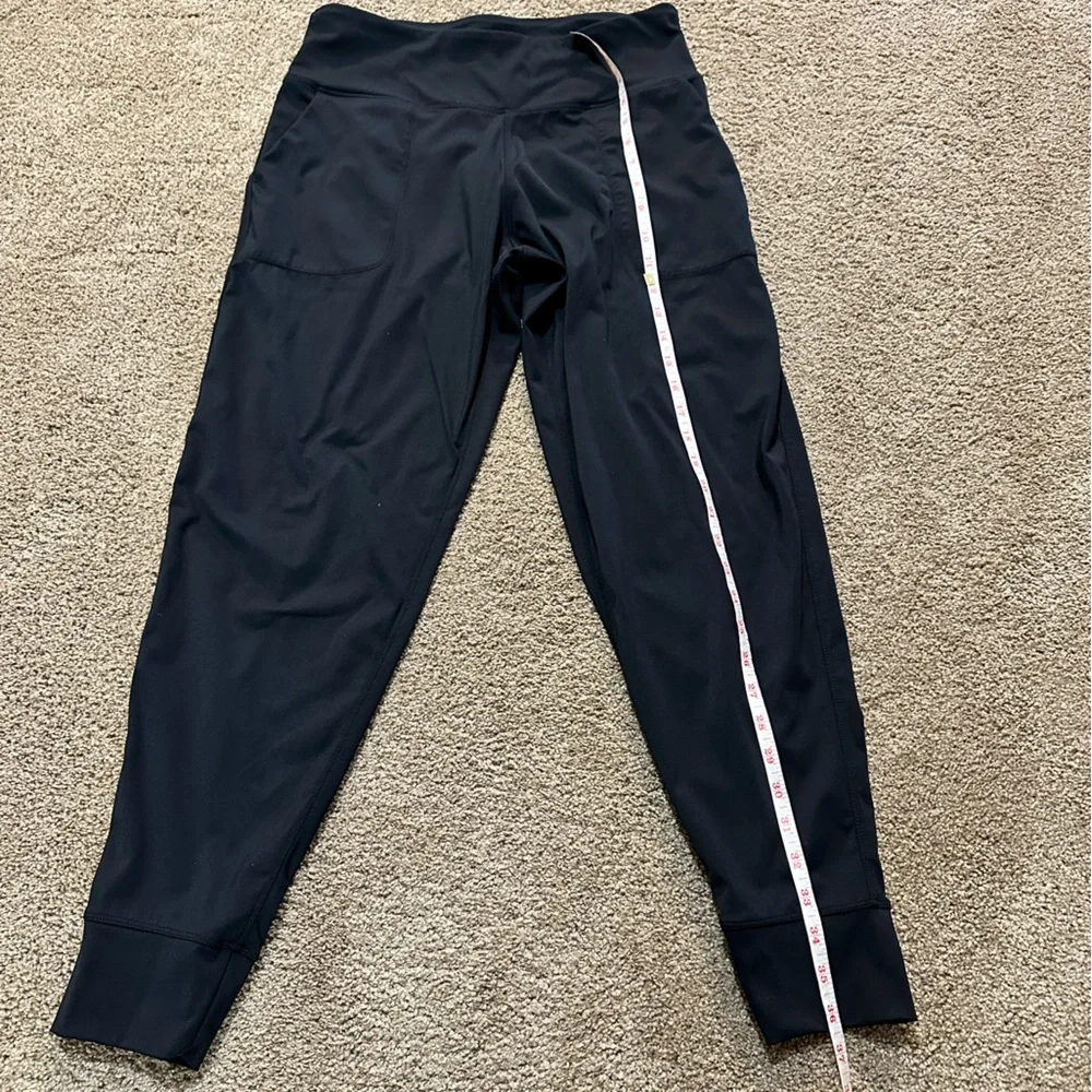 Black yoga leggings cuffed with pockets size large